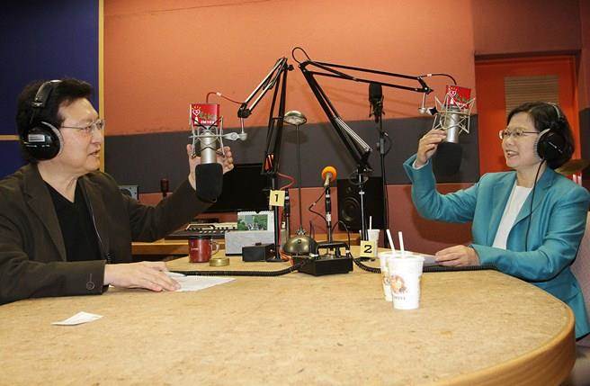 蔡英文执政1年中间选民跑光光 媒体人:她只剩两条路 蔡英文执政1年中间选民跑光光 媒体人:她只剩两条路