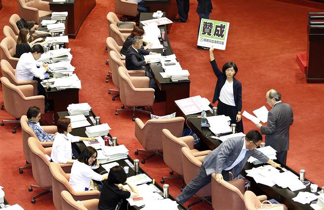 民进党一边喊军公教伟大一边砍年金 遭酸人格分裂 民进党一边喊军公教伟大一边砍年金 遭酸人格分裂