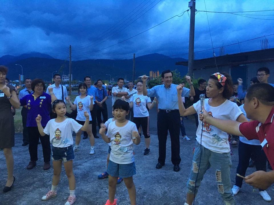 和弱势生跳舞,从头到尾都落拍。马英九:“请原谅我的手脚不协调,我真的尽力了……” 和弱势生跳舞,从头到尾都落拍。马英九:“请原谅我的手脚不协调,我真的尽力了……”