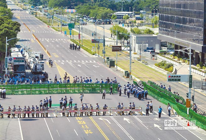 蔡英文重兵部署民众抗议 被讽"将帅无能 累死三军" 蔡英文重兵部署民众抗议 被讽"将帅无能 累死三军"