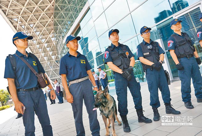 蔡英文13日参访高雄亚洲新湾区,动用特勤警察等约千名警力 蔡英文13日参访高雄亚洲新湾区,动用特勤警察等约千名警力