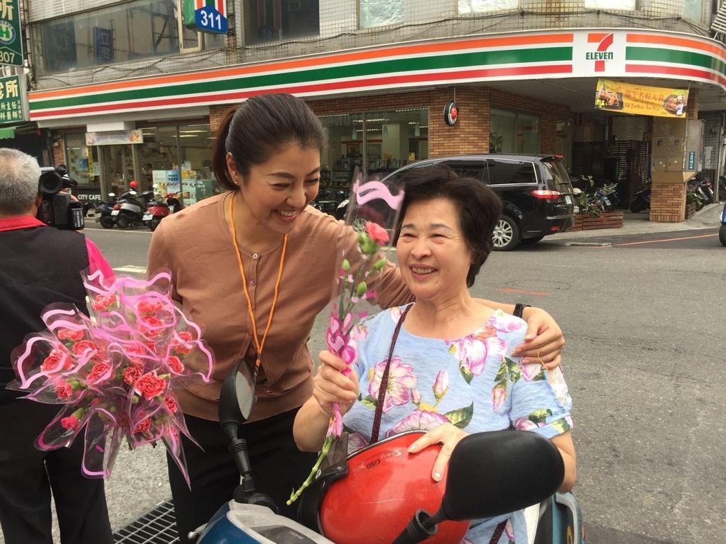 “立委”许淑华(左)亲和力十足,常在南投县的街头,有支持者趋前致意 “立委”许淑华(左)亲和力十足,常在南投县的街头,有支持者趋前致意