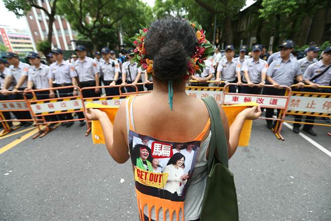 台湾少数民族抗议蔡英文欺骗 批蔡知错不改 台湾少数民族抗议蔡英文欺骗 批蔡知错不改