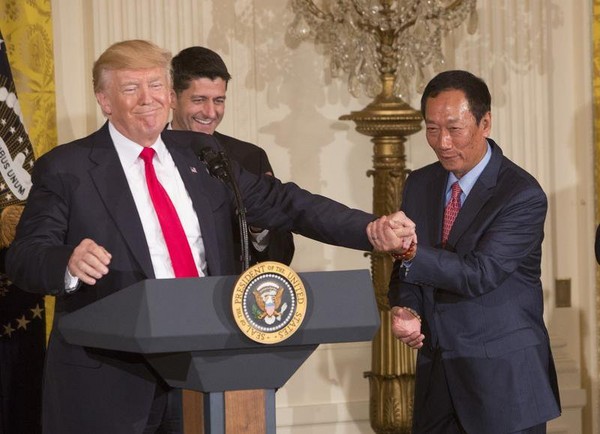 学者谈郭台铭赴美投资:"老鹰"飞美国 小英只剩"大鹏" 学者谈郭台铭赴美投资:"老鹰"飞美国 小英只剩"大鹏"