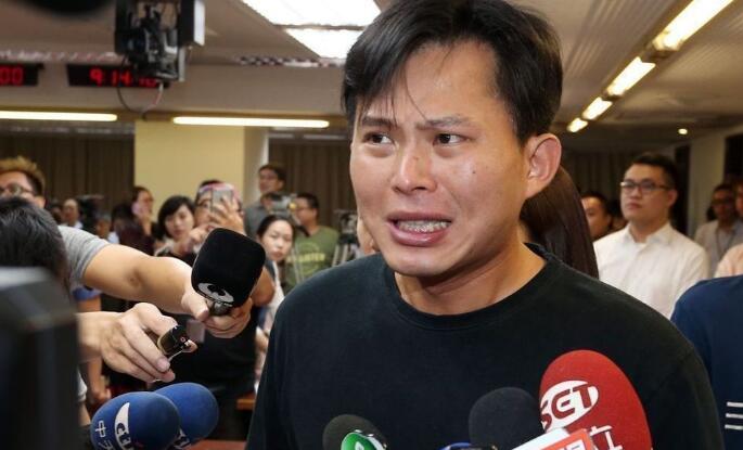 “一例一休”落泪 黄国昌被封“国昌假哭” “一例一休”落泪 黄国昌被封“国昌假哭”