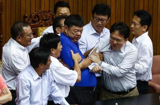 蓝绿“立委”在“前瞻预算案”冲突中续演表决大战 蓝绿“立委”在“前瞻预算案”冲突中续演表决大战