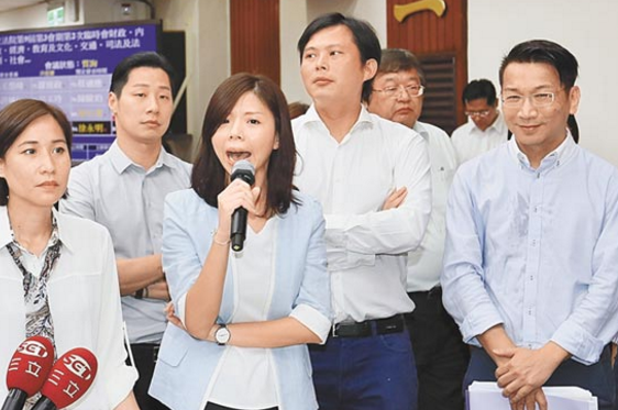 “时代力量”和亲民党支持度显著下滑 馅泡沫化危机 “时代力量”和亲民党支持度显著下滑 馅泡沫化危机