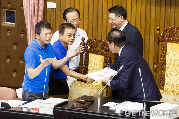 赖清德首度赴“立法院”备询 国民党举牌抗议