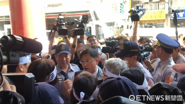 国民党公有房地被查抄 党工组“人墙”挡下封条 国民党公有房地被查抄 党工组“人墙”挡下封条