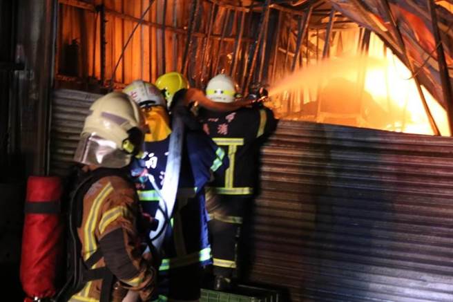 台南蔬菜厂22日半夜起火 工厂及仓库付之一炬 台南蔬菜厂22日半夜起火 工厂及仓库付之一炬