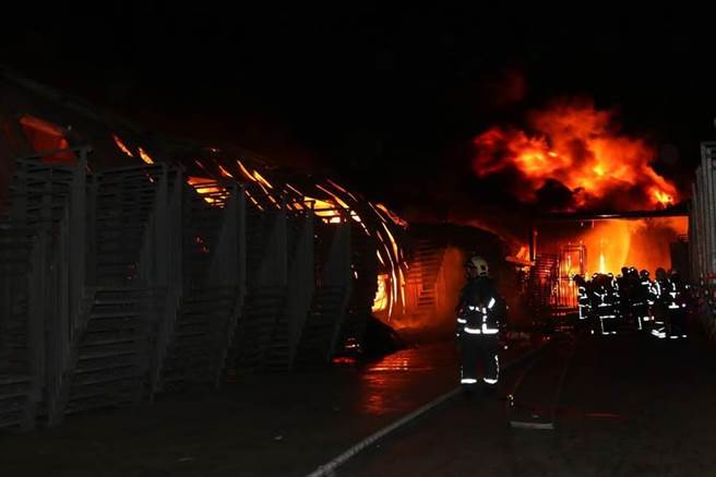 台南蔬菜厂22日半夜起火 工厂及仓库付之一炬 台南蔬菜厂22日半夜起火 工厂及仓库付之一炬