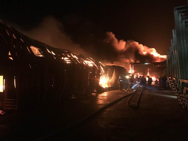 台南蔬菜厂22日半夜起火 工厂及仓库付之一炬 台南蔬菜厂22日半夜起火 工厂及仓库付之一炬