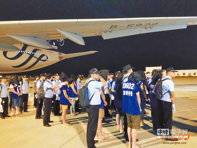 台籍电信诈骗犯遭遣送至大陆(图片来源:“中时电子报”) 台籍电信诈骗犯遭遣送至大陆(图片来源:“中时电子报”)