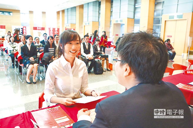 赖清德喊话起薪3万太低 台媒批:像开不出药方的庸医 赖清德喊话起薪3万太低 台媒批:像开不出药方的庸医