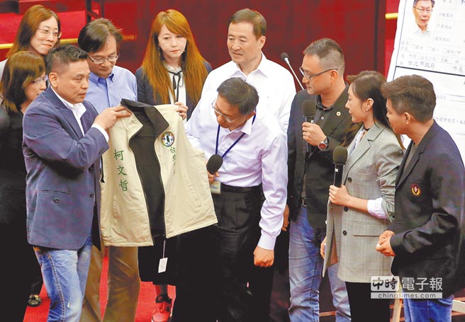 绿议员议会送柯文哲"入党申请书"邀入党 柯直呼"不要" 绿议员议会送柯文哲"入党申请书"邀入党 柯直呼"不要"