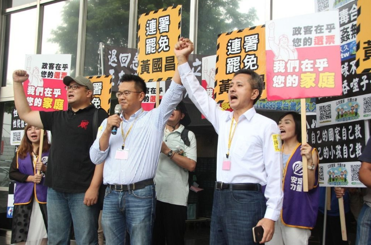 黄国昌活动现身遭酸:有困难不见人 夹道欢迎才出现 黄国昌活动现身遭酸:有困难不见人 夹道欢迎才出现