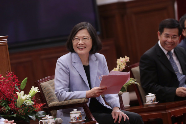 国民党批民进党:在野高捧“太阳花” 执政后随意丢 国民党批民进党:在野高捧“太阳花” 执政后随意丢