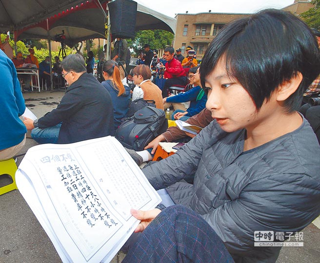 赖清德"功德说"惹众怒 台青年赴"政院"剃度诵经焚纸扎 赖清德"功德说"惹众怒 台青年赴"政院"剃度诵经焚纸扎