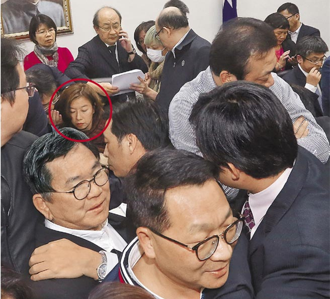 民进党深夜突袭表决 “劳基法”修正案初审过关 民进党深夜突袭表决 “劳基法”修正案初审过关