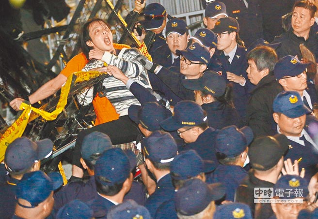 “怒”字当选台湾“立法院”年度代表字 “怒”字当选台湾“立法院”年度代表字