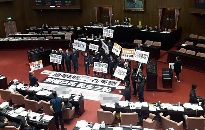 台"劳基法"二读通过:7休1松绑 劳工最长连上12天班 台"劳基法"二读通过:7休1松绑 劳工最长连上12天班