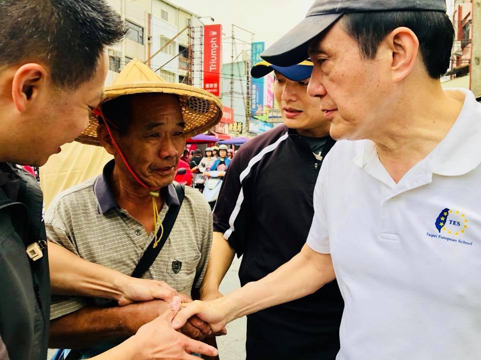 马英九赴屏东探望龙应台 当街帮忙叫卖水果引围观 马英九赴屏东探望龙应台 当街帮忙叫卖水果引围观