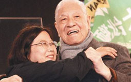 慰安妇铜像遭踹蔡当局仍未向日方表态 蓝营批:媚日也别昧了良心!