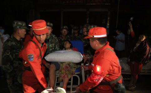 救援工作迅速展开 救援工作迅速展开