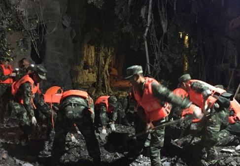 救援工作迅速展开 救援工作迅速展开