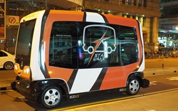 台北首辆无人驾驶巴士上路 无人车时代是否来临?