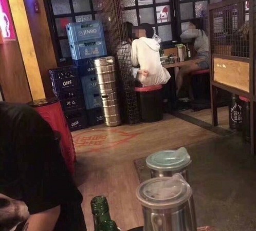 女友离开上厕所 男友下一秒转头吻其闺蜜 女友离开上厕所 男友下一秒转头吻其闺蜜