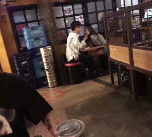 女友离开上厕所 男友下一秒转头吻其闺蜜 女友离开上厕所 男友下一秒转头吻其闺蜜