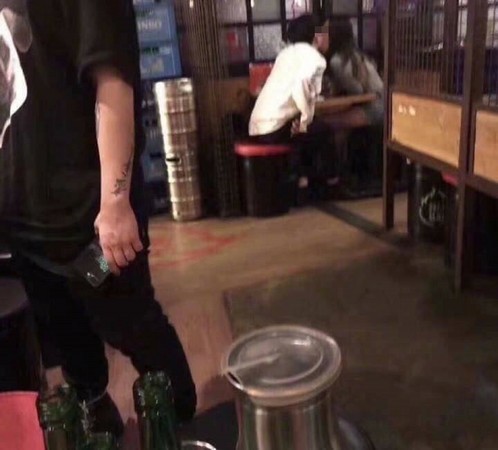 女友离开上厕所 男友下一秒转头吻其闺蜜 女友离开上厕所 男友下一秒转头吻其闺蜜