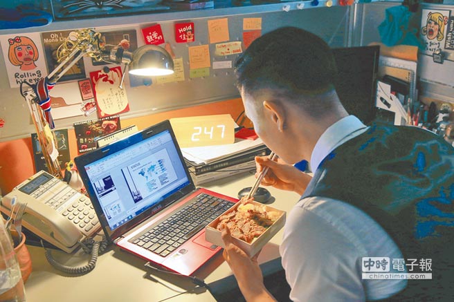 台湾上班族“退而不敢休” 蔡英文喊“老有所依”拼命忽悠 台湾上班族“退而不敢休” 蔡英文喊“老有所依”拼命忽悠