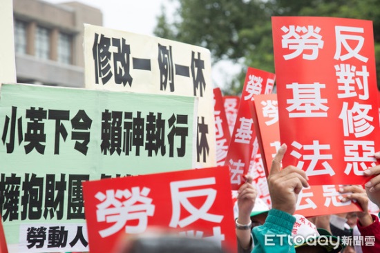 每月工作336小时积假出境游? 网友酸:22k能去哪 医院or太平间?.jpg