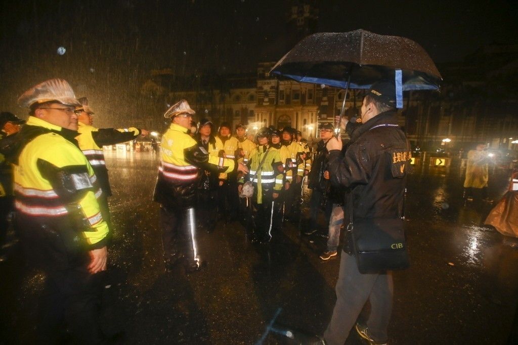 台湾基层警察抗风淋雨防堵抗议群众 功劳全记长官身上