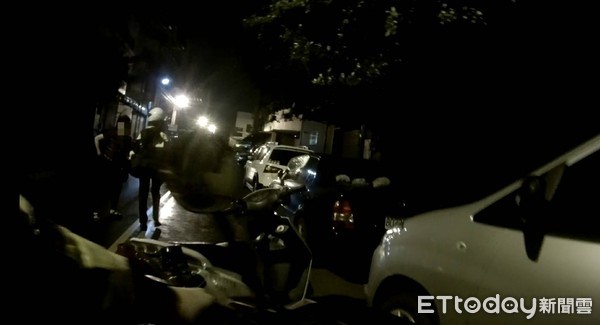 ʷ񣡴׵ʺһ뾹ץһ硱Ů