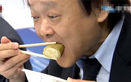 王世坚吃香蕉皮.jpg