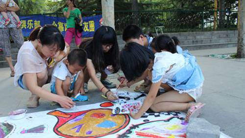 台湾青年志愿者与社区小朋友一起绘画 台湾青年志愿者与社区小朋友一起绘画