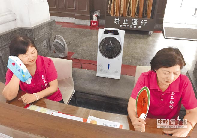 公务员热晕送医、蔡英文穿长袖吹空调 台当局限电也分贵贱? 公务员热晕送医、蔡英文穿长袖吹空调 台当局限电也分贵贱?