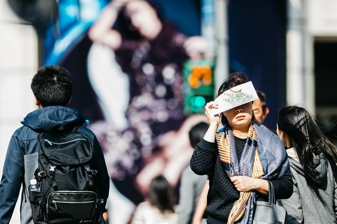 公务员热晕送医、蔡英文穿长袖吹空调 台当局限电也分贵贱? 公务员热晕送医、蔡英文穿长袖吹空调 台当局限电也分贵贱?