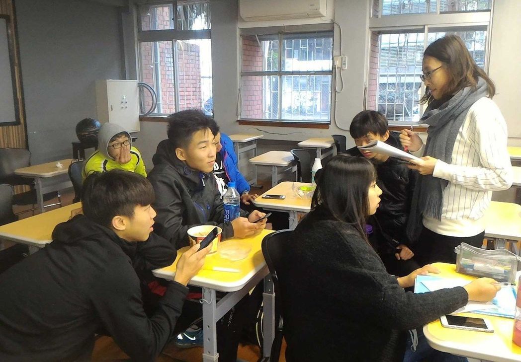 ̨�θ�ɾ�����ġ����ձ������£�Ҫ����һ���������