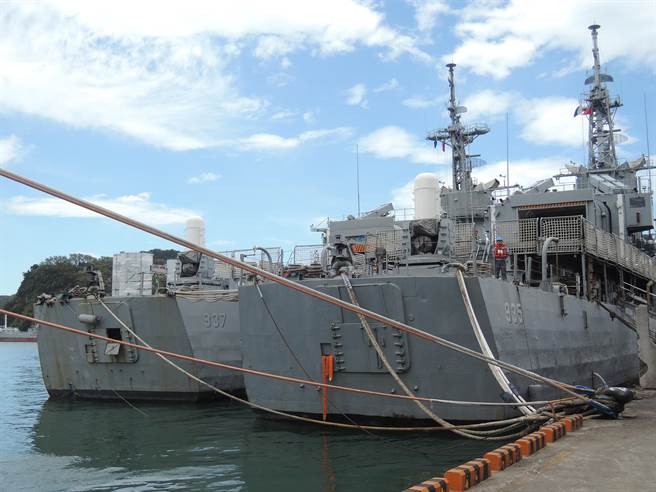 1艘民船"干翻"2艘军舰 这样的台军还妄想"以武拒统"?.jpg