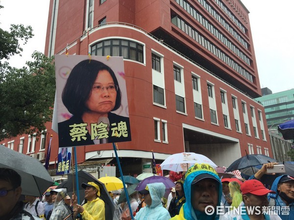 上任1年多为蔡英文背黑锅N次,"背锅侠"林全用完惨被弃 上任1年多为蔡英文背黑锅N次,"背锅侠"林全用完惨被弃