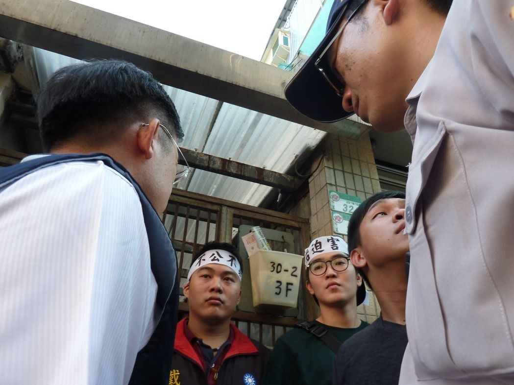 台当局查封国民党不动产遇阻 欲强开大门遭2锁匠拒绝 台当局查封国民党不动产遇阻 欲强开大门遭2锁匠拒绝