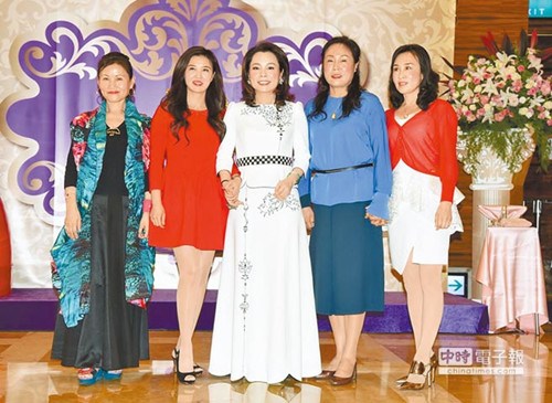 大陆800位贵妇包邮轮光棍节组团抵台血拼(图) 大陆800位贵妇包邮轮光棍节组团抵台血拼(图)