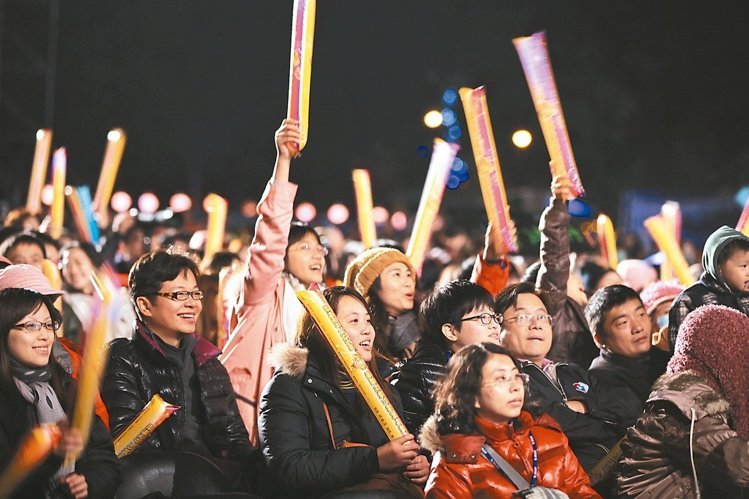新竹市跨年晚会总挤满人潮，民众热情挥舞荧光棒一起倒数。碍于经费今年喊卡。（图/《联合报》）