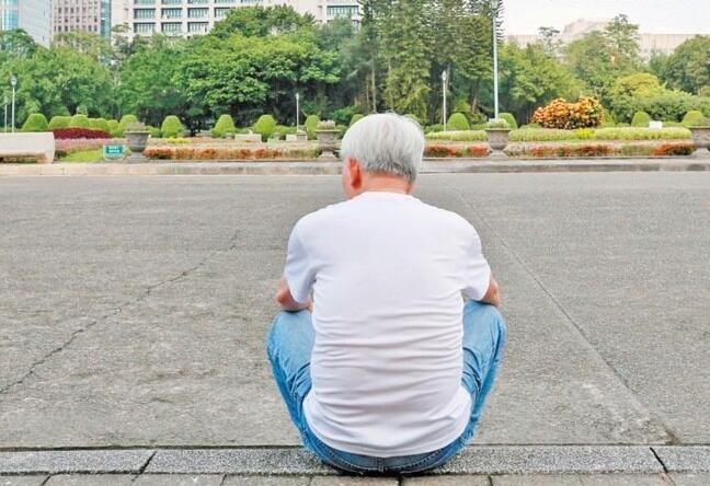 台官方分析报税数字:不婚、不生、老化人口激增。(图片来源:台湾《联合报》) 台官方分析报税数字:不婚、不生、老化人口激增。(图片来源:台湾《联合报》)