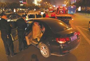 ������ɫ�γ���ײ��һ�����źŵƵİ�ɫ�γ�������ͣ�£�˾���������ܡ�