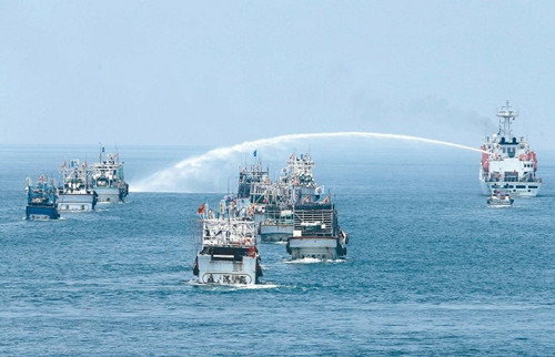 台湾宜兰舰强劲水炮一扫昔日“尿尿小童”之讥